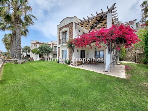 Gümüşlük Kadıkalesi'nde Satılık Eşsiz Deniz Manzaralı Geniş Bahçeli 3+1 Dubleks Villa
